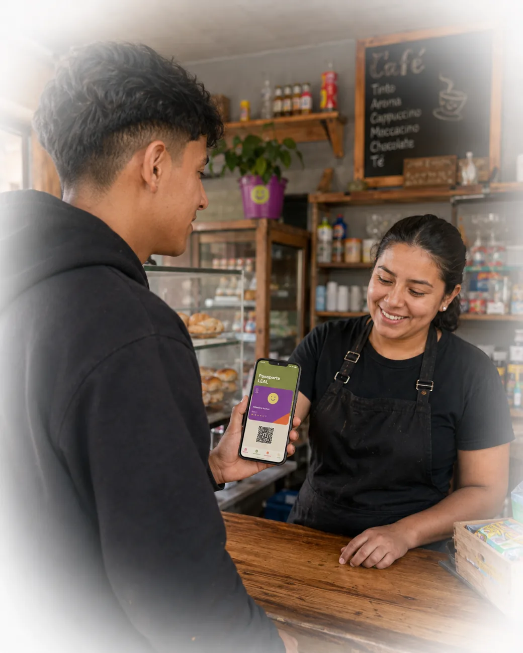 Un miembro del Club LEAL muestra su pasaporte en un comercio local