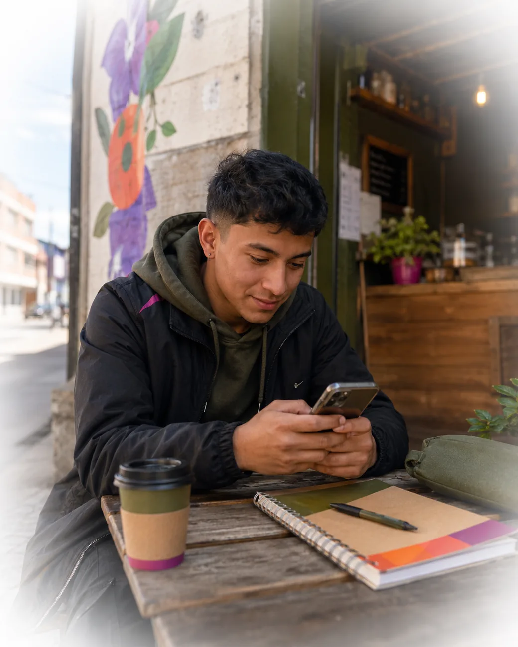 Joven registrándose desde su celular